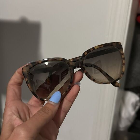 Gucci Tortoise Sunglasses - One End of Arm Damaged - Brand New Cloth & Case - Picture 2 of 7